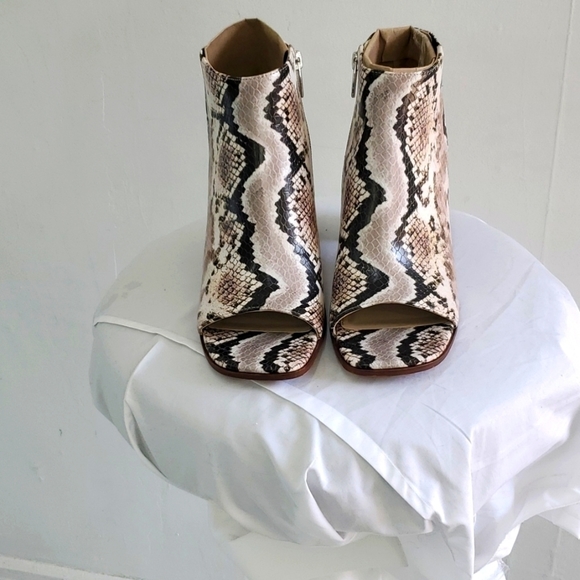 NEW Kensli Sandal VINCE CAMUTO Taupe Size 7, 8, 9 and 10 - Picture 9 of 12